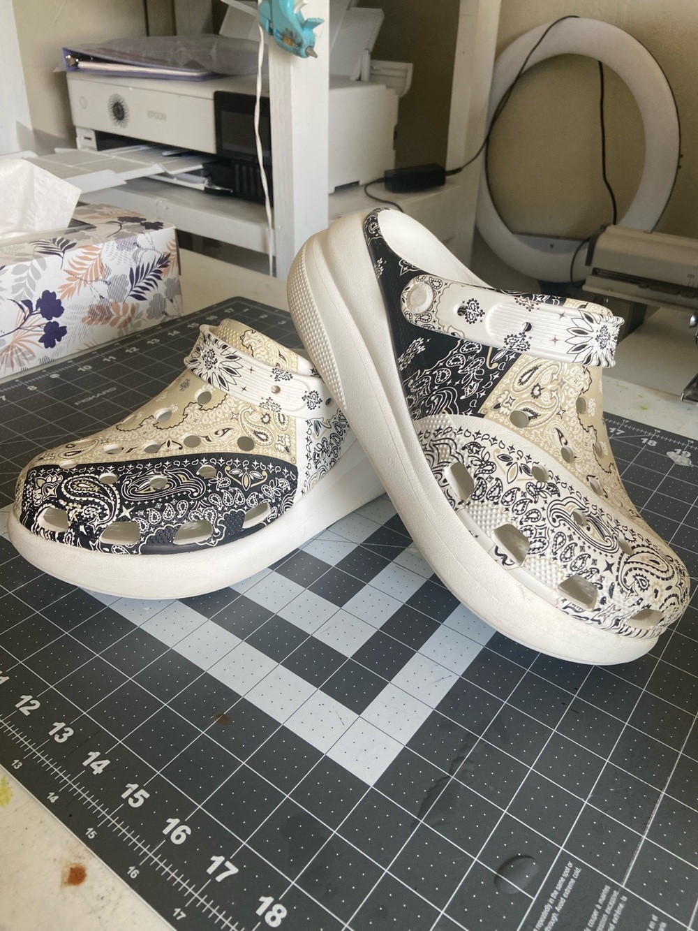 Crocs brand platform paisley bandana pattern size 10 W size 8 mens